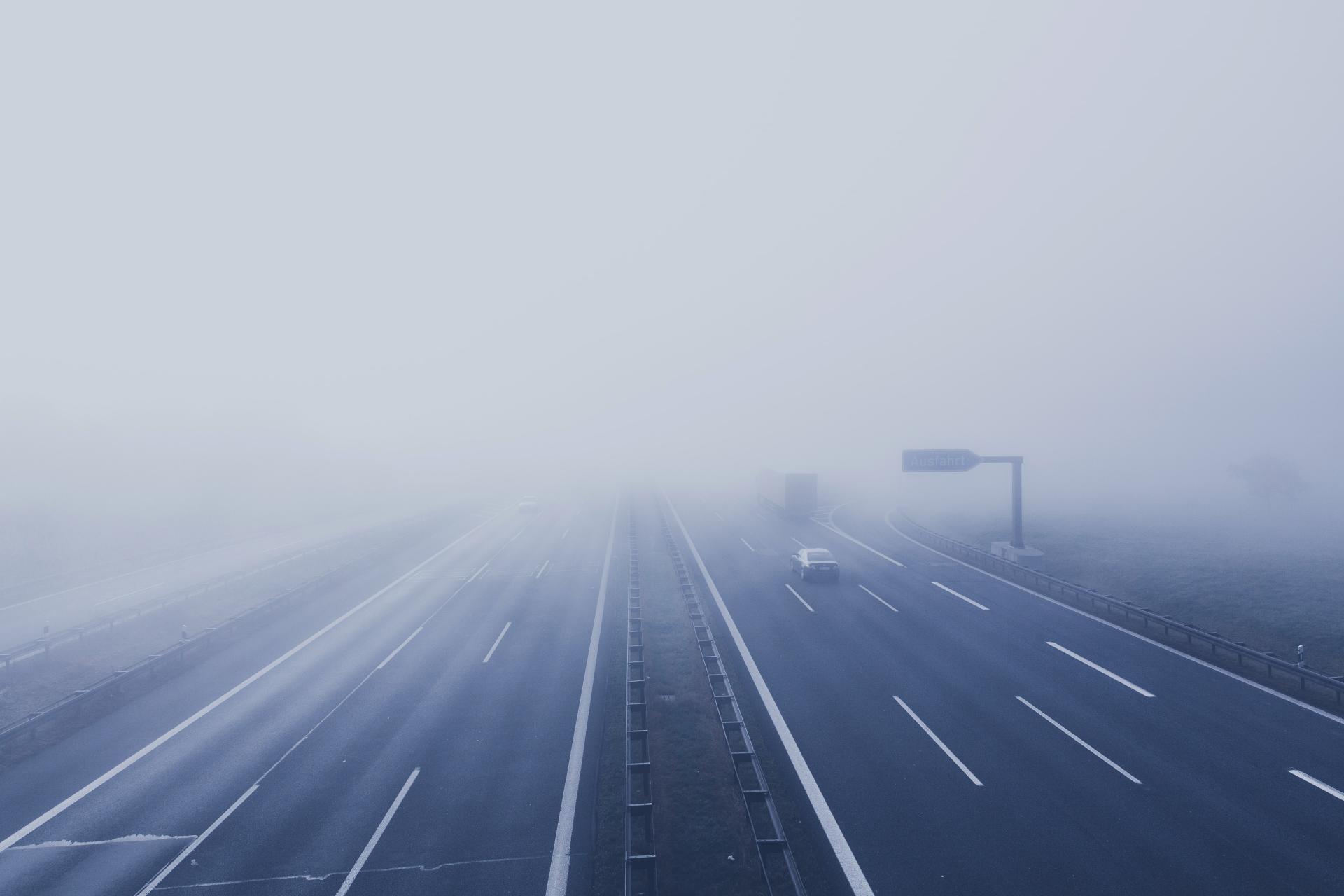 autópálya a ködben