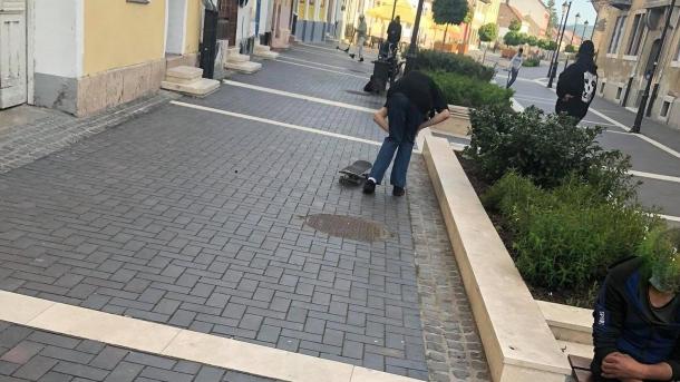 Gördeszkások a Simor János utcán Gördeszkások a Simor János utcán